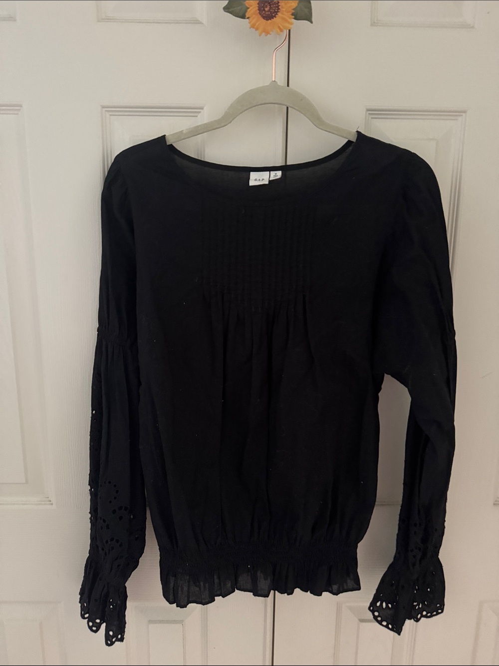 GAP Black Long-Sleeve Eyelet Cuff Blouse - stretch waist